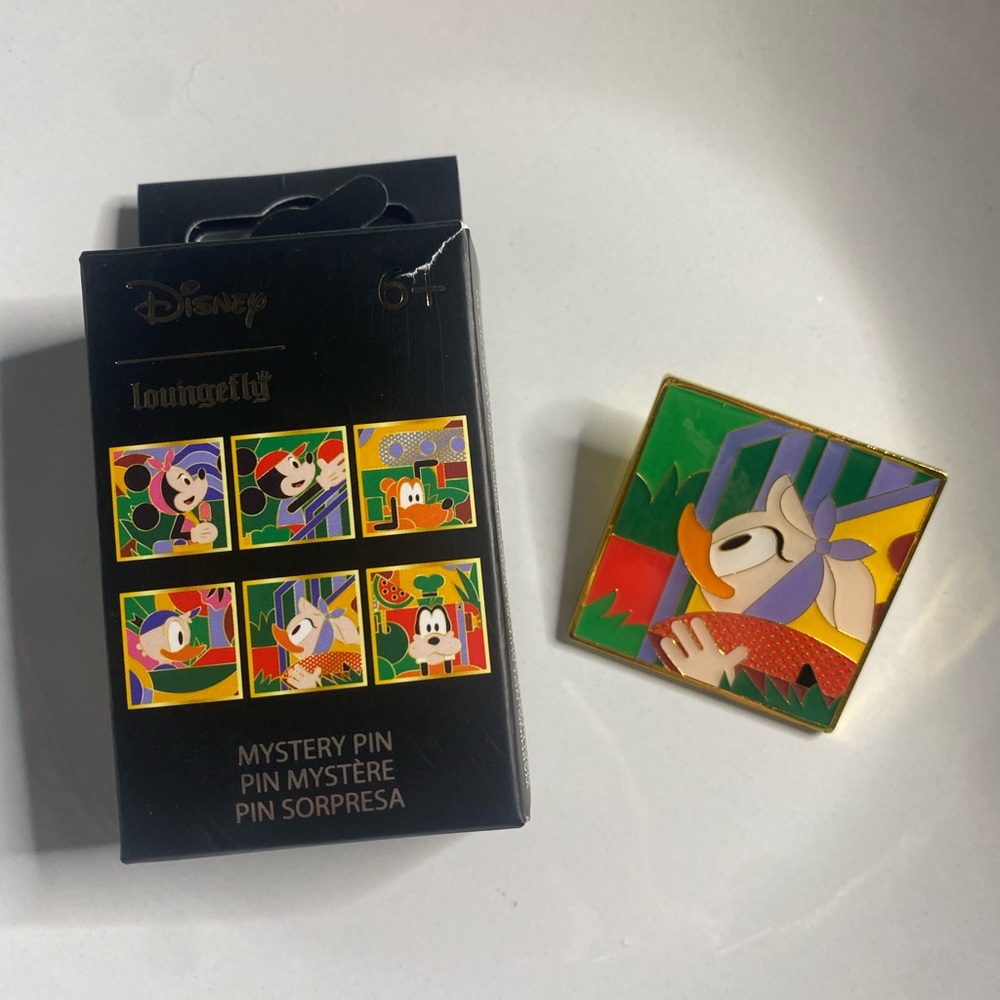 🌸 Disney Loungefly Mickey & Friends Mystery Pin – Daisy Duck + Box 💅✨